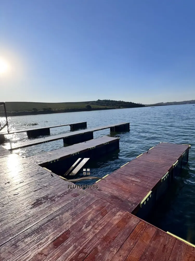 Píer modular flutuante em deck de madeira sobre lago