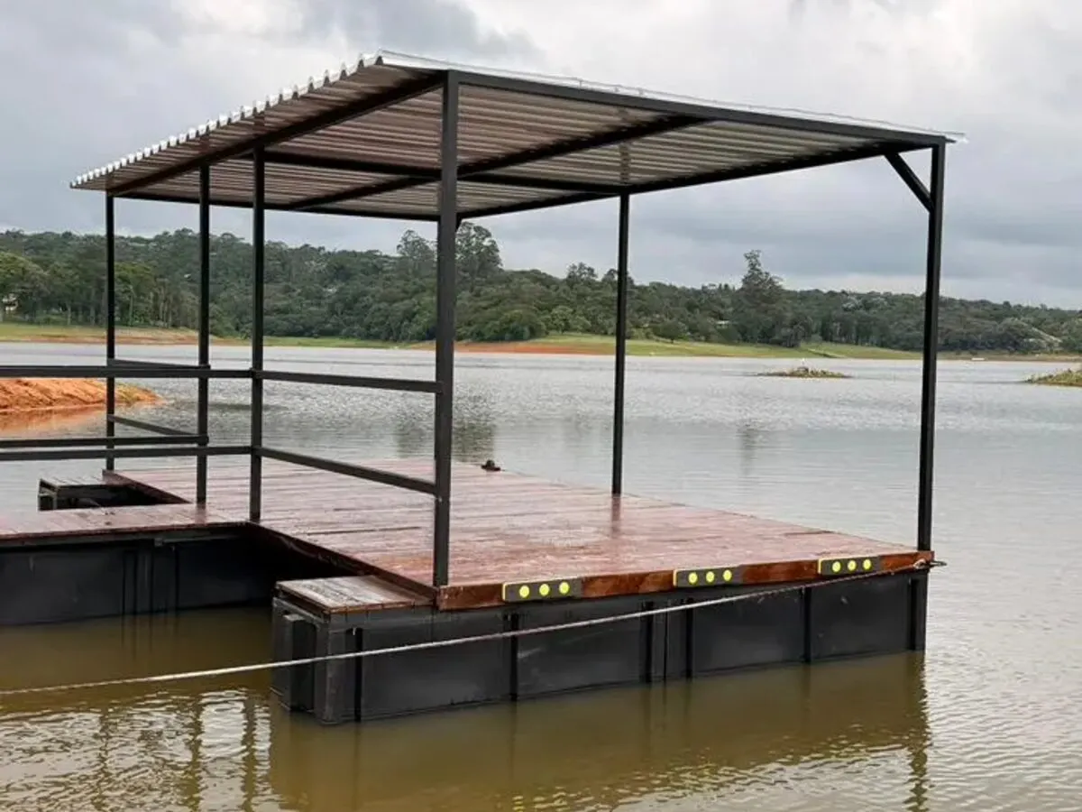Deck flutuante coberto em lago