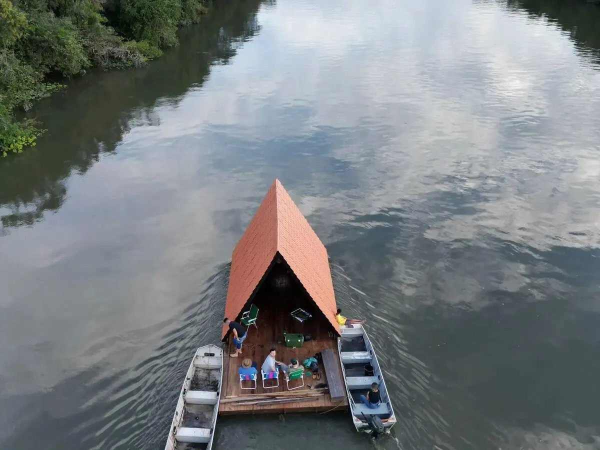 Casa flutuante em rio amazônico